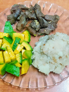 Una foto de Pechuga de Pato Salteada al ajo con Puré de Malanga
