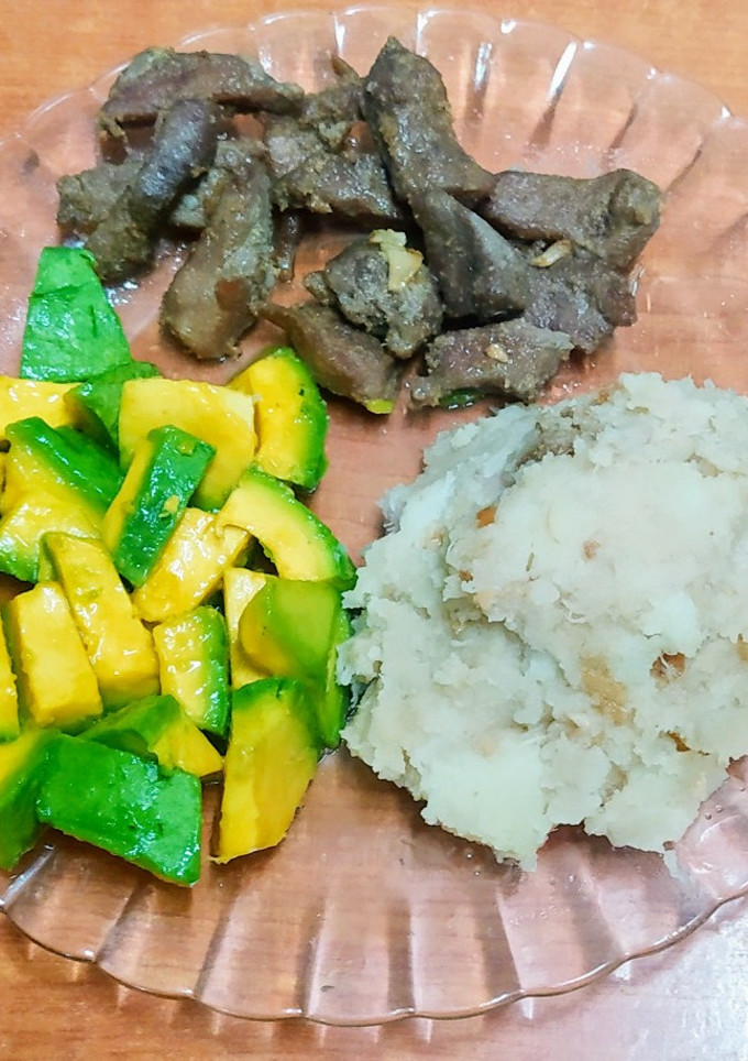 Una foto de Pechuga de Pato Salteada al ajo con Puré de Malanga