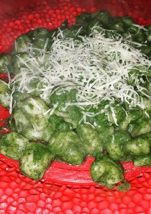 Una foto de Ñoquis de papa con salsa de espinacas