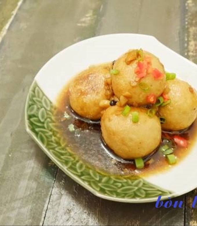 Hình của món Chả Cá Bọc Trứng Cút Rim Nước Tương.
