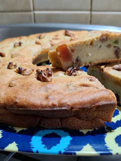 Una foto de Budín húmedo de bananas y yogur sin azúcar con frutas escurridas