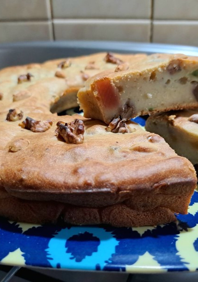 Una foto de Budín húmedo de bananas y yogur sin azúcar con frutas escurridas