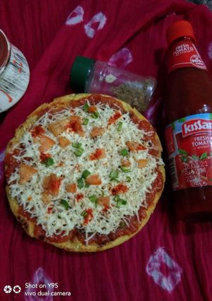 ભાખરી પીઝા (Bhakhri Pizza Recipe In Gujarati) રેસીપી મુખ્ય ફોટો