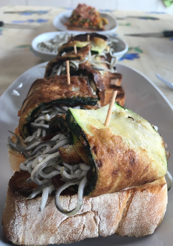 Una foto de Tapa de calabacín y gulas