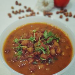 A picture of Kaale channe with gravy.