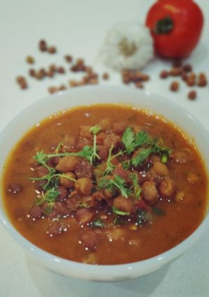A picture of Kaale channe with gravy.