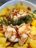 Pescadilla (o merluza) a la gallega con patatas de Sanlucar