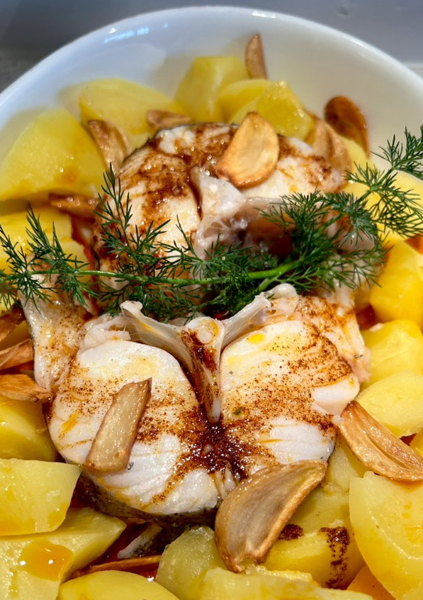 Una foto de Pescadilla (o merluza) a la gallega con patatas de Sanlucar