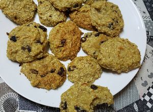 Una foto de Galletas de avena, con bananas molidas, coco rallado y pasas