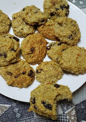 Una foto de Galletas de avena, con bananas molidas, coco rallado y pasas