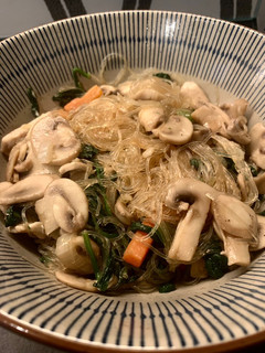 Una foto de Fideos vermicelli salteados con verduras y pollo 🍲