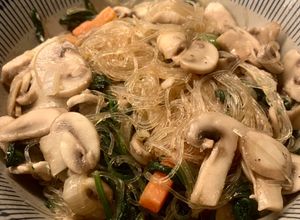 Foto principal de Fideos vermicelli salteados con verduras y pollo 🍲
