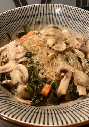 Una foto de Fideos vermicelli salteados con verduras y pollo 🍲