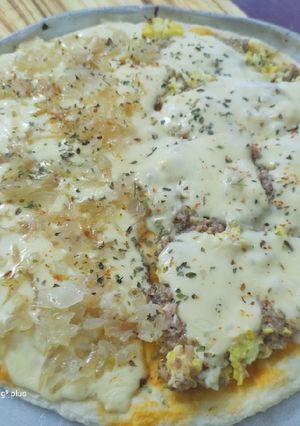 Una foto de Pizza casera mitad atún y mitad cebollada