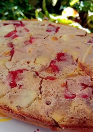 Una foto de Tortita de pelón y frutilla 🍓🥭