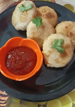 લીલવાની કચોરી (Lilva Kachori Recipe In Gujarati) રેસીપી મુખ્ય ફોટો
