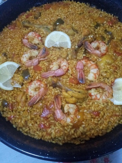 Una foto de Arroz seco con pollo y gambones