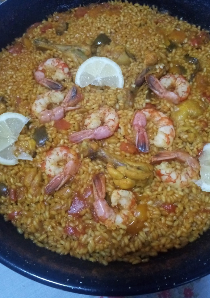 Una foto de Arroz seco con pollo y gambones