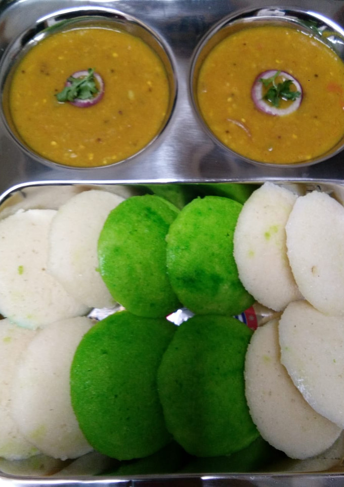 A picture of Idli sambhar.