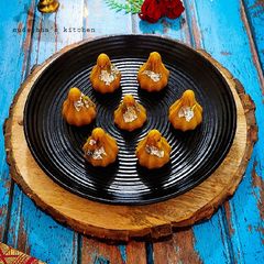 Kesar-Pista Mawa Modak A picture of Kesar-Pista Mawa Modak.