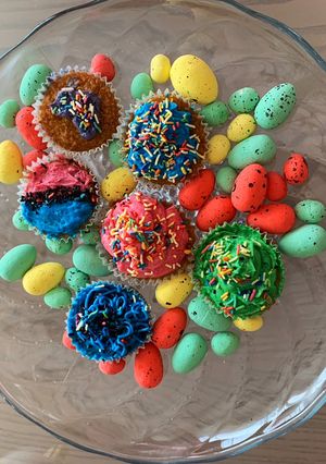 A picture of Colorful Vanilla Cupcakes.