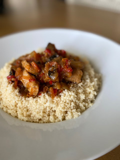 Una foto de Cous cous con pollo y verduras