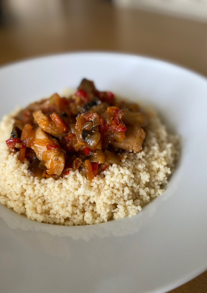 Una foto de Cous cous con pollo y verduras