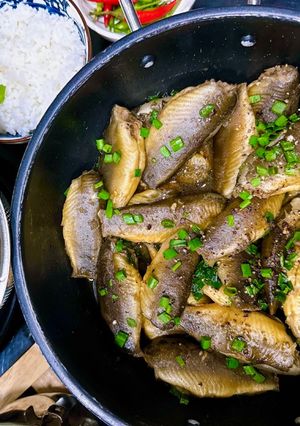 Hình của món Cá Heo Sông Mekong Kho Lạt Kèm Rau Sống.