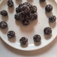 A picture of Coco bolls.