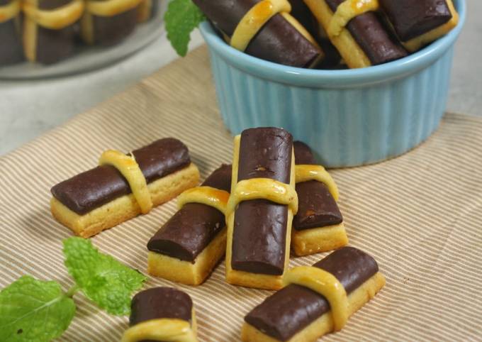 Langkah Mudah untuk Menyiapkan Chocolate Stick Cookies, Bisa Manjain
Lidah