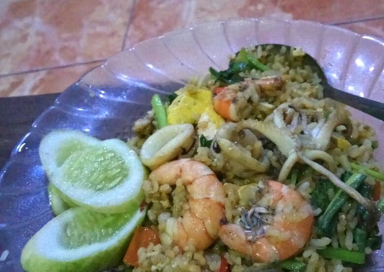 Cara Mudah Menyiapkan Nasi Goreng Seafood Enak