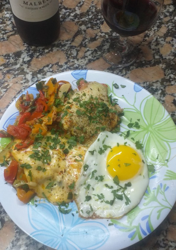 Una foto de Salteado de verduras y provoleta y algo más