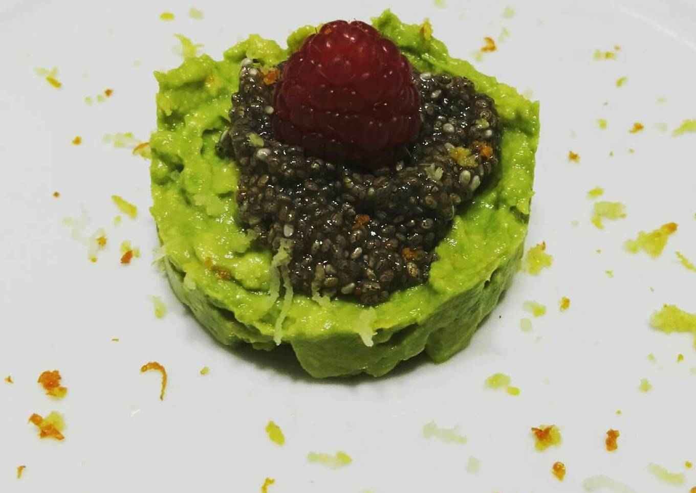 Chía con jugo de mandarina y limón con aguacate y frambuesa