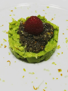 Una foto de Chía con jugo de mandarina y limón con aguacate y frambuesa