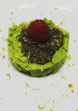 Foto principal de Chía con jugo de mandarina y limón con aguacate y frambuesa