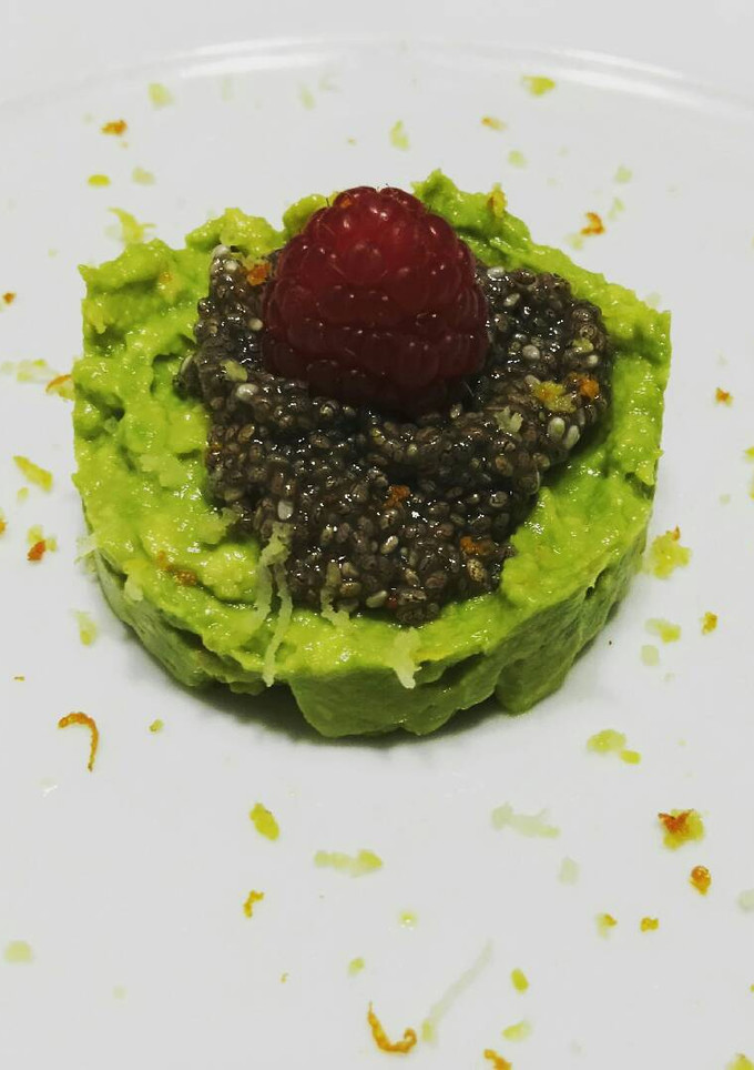Una foto de Chía con jugo de mandarina y limón con aguacate y frambuesa