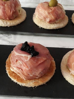 Una foto de Ensaladilla de encurtidos con jamón