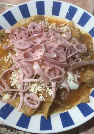 Una foto de Chilaquiles con jamón