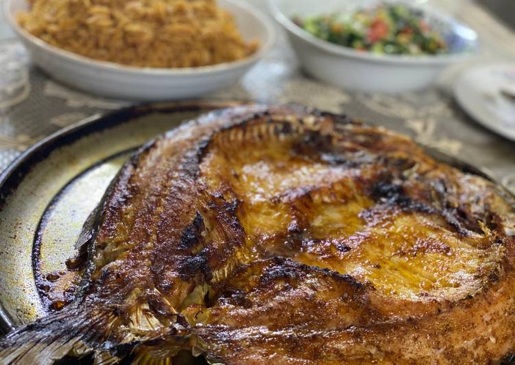 سمك مشوي مع رز احمر
