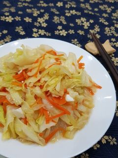 胡蘿蔔炒高麗菜 的食譜成品照片