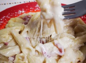 O poză a rețetei Penne cu bacon și sos de smântână.