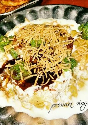 A picture of Aloo tikki chat.