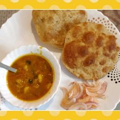 A picture of Poori with Potato Curry.