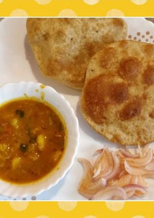 A picture of Poori with Potato Curry.
