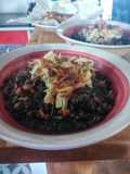 Guiso de lentejas negras con crocante de papas y tocino