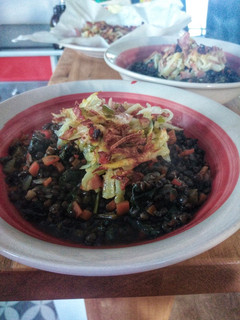 Una foto de Guiso de lentejas negras con crocante de papas y tocino