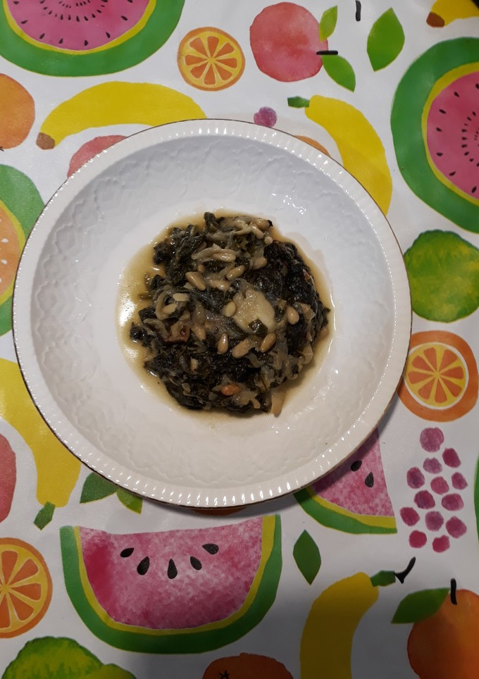 Una foto de Espinacas con cebolla y piñones