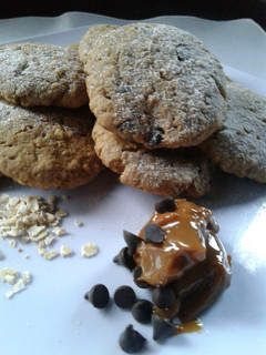 Una foto de Cookies de dulce de leche, avena y chips de chocolate