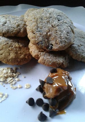 Una foto de Cookies de dulce de leche, avena y chips de chocolate