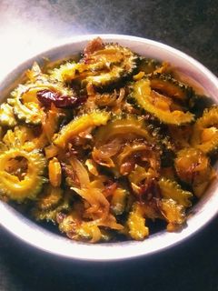 करेला की भुजिया (karela ki bhujiya recipe in Hindi) रेसिपी मुख्य फोटो